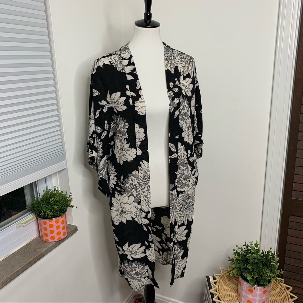 Dee Elly Stitchfix | Black & White Floral Wrap